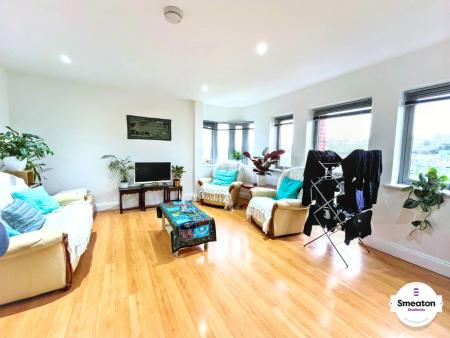 Penthouse Student flat to rent on Central Park Avenue, Plymouth, PL4