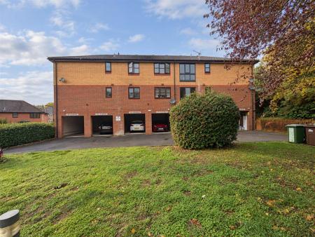 Student studio flat to rent on Berrywood Court, Southampton, SO19