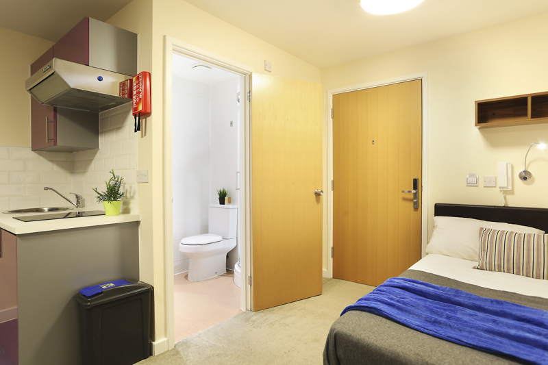 Deluxe Studio Kentish House student 1 bed flat to rent on Parham Road