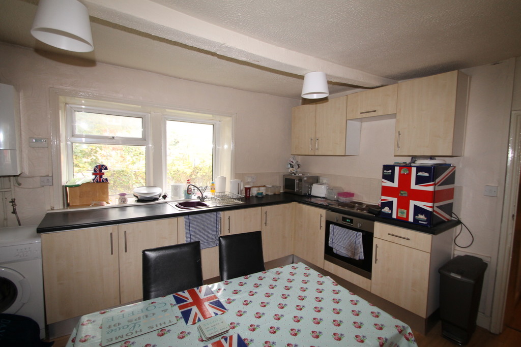 1 bed student house to rent on Lowtown, Pudsey, LS28 7AA StuRents