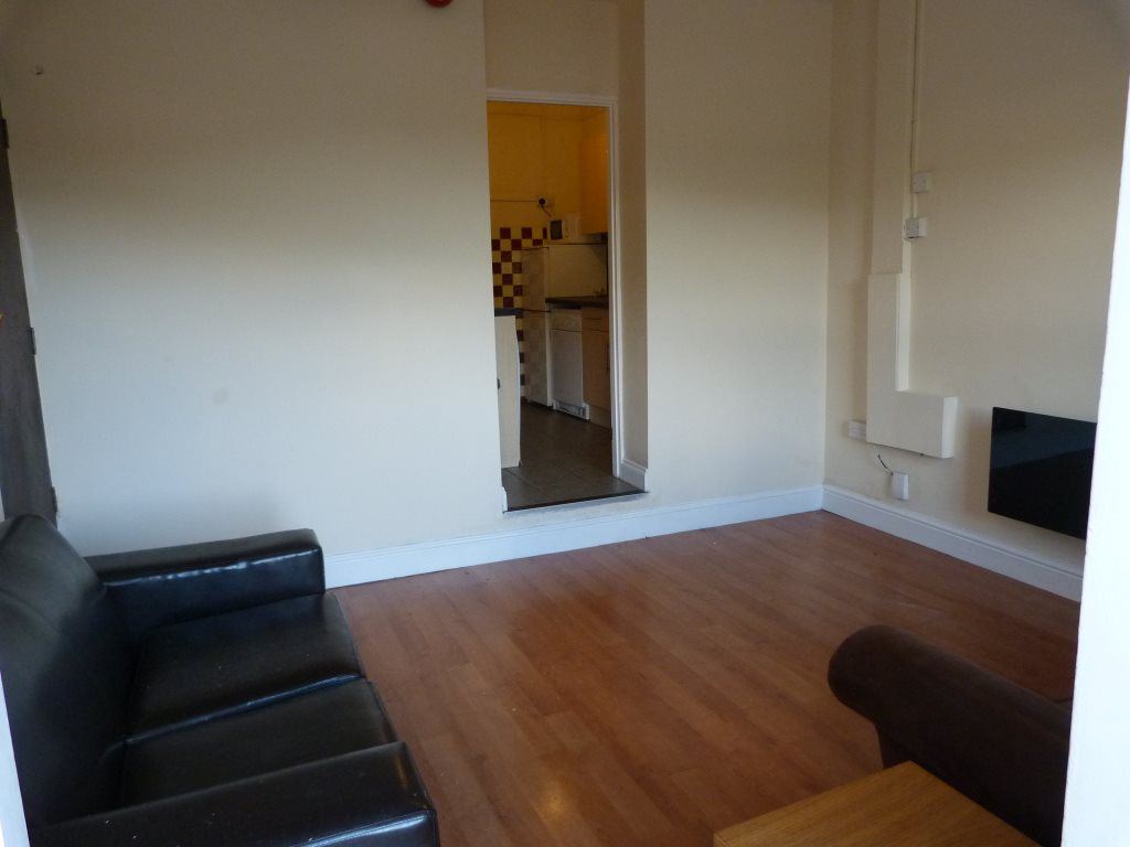 4 bed student house to rent on Laura Street, Pontypridd, CF37 1NW