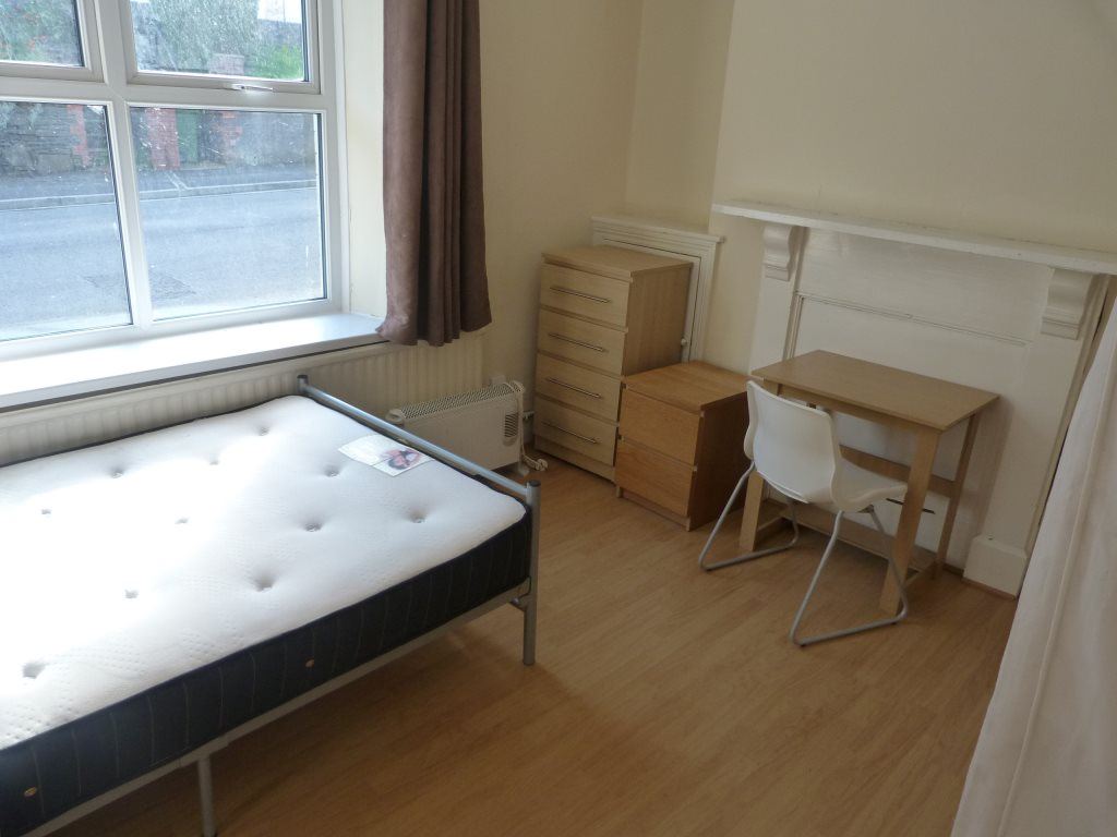 4 bed student house to rent on Laura Street, Pontypridd, CF37 1NW