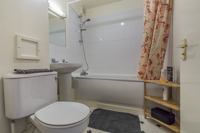 2 bed student house to rent on Bridgewalk Heights, London, SE1 3QZ ...