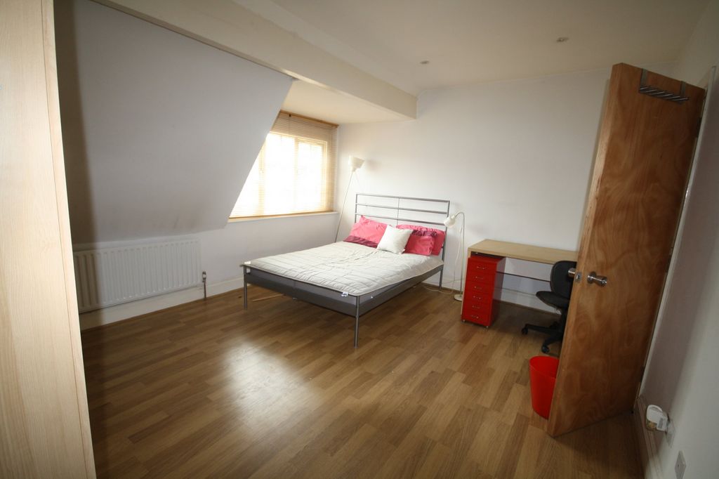3 bed student house to rent on Narborough Road, Leicester, LE3 0LE