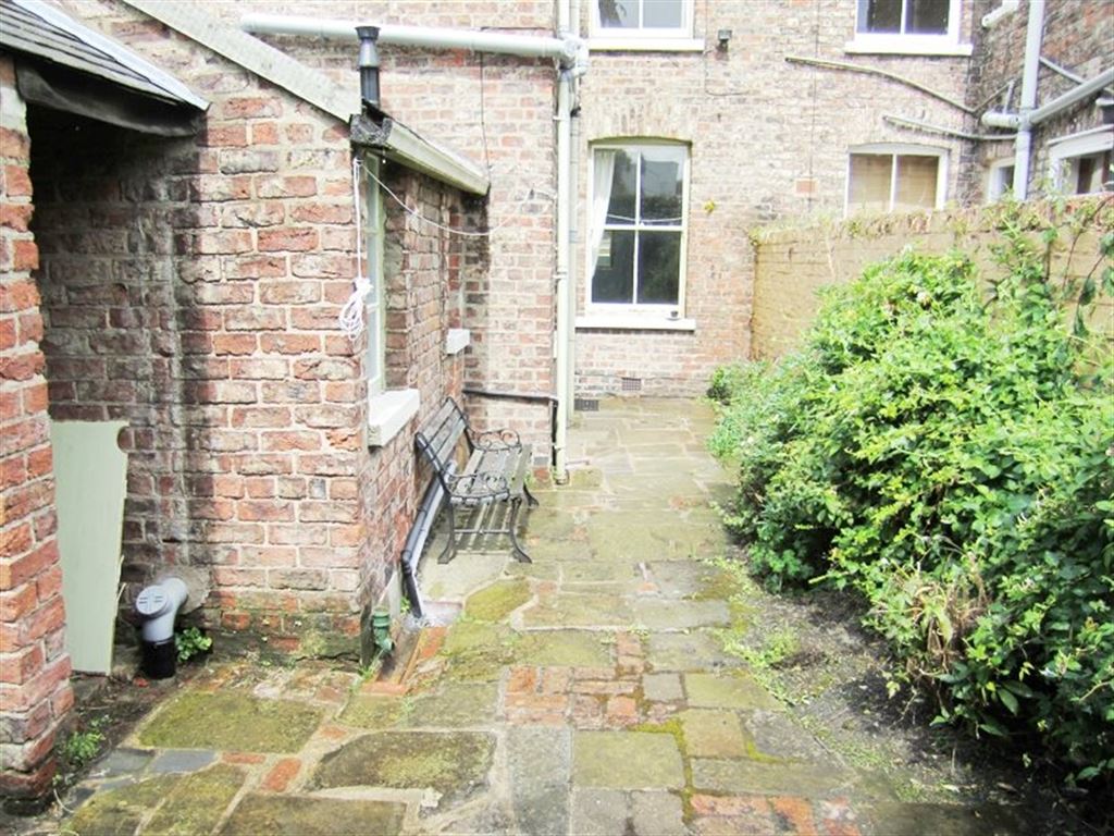 6 bed student house to rent on Feversham Crescent, York, YO31 8HQ
