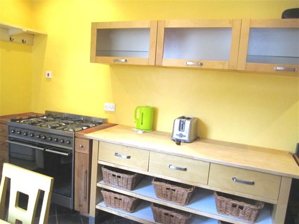 6 bed student house to rent on Feversham Crescent, York, YO31 8HQ