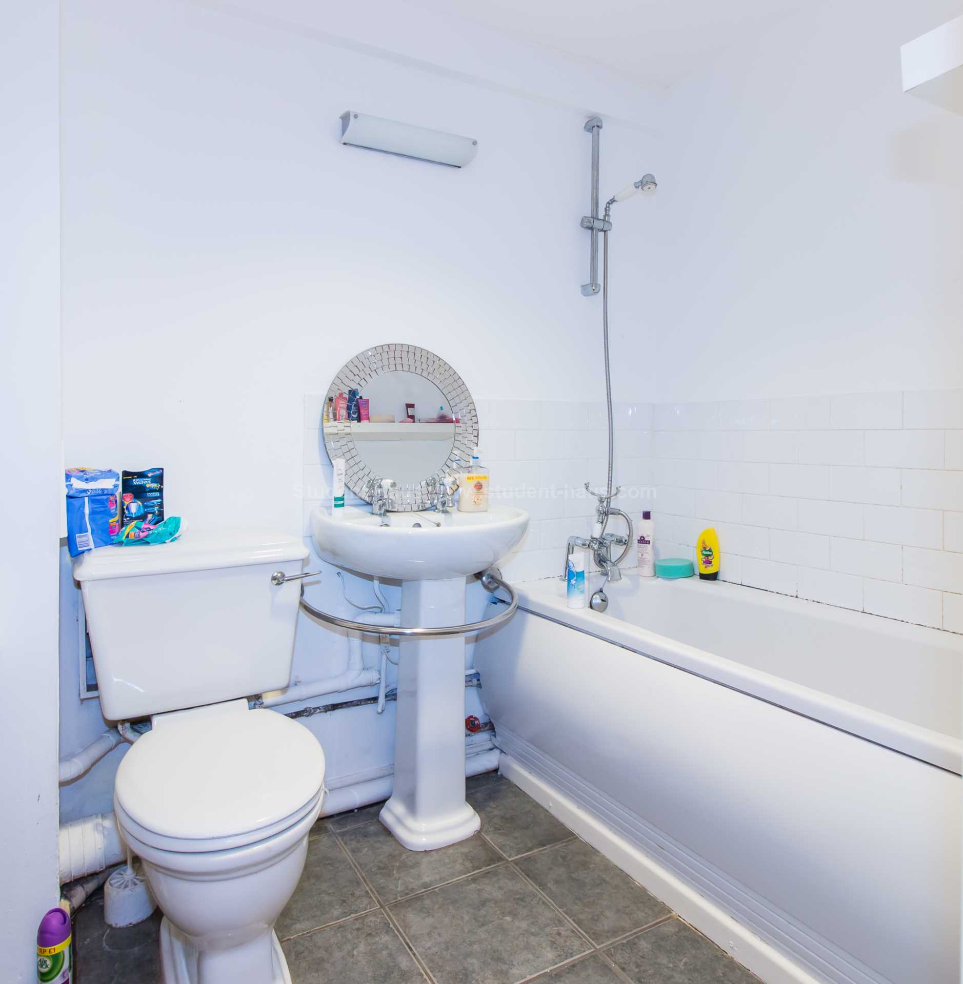 1 bed student house to rent on Kersal Way, Salford, M7 3FT StuRents