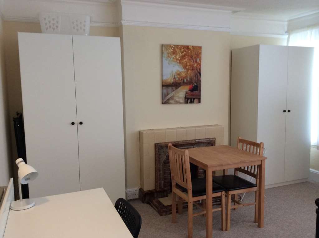 Student studio flat to rent on Farnham Road, Guildford, GU2 4JN StuRents