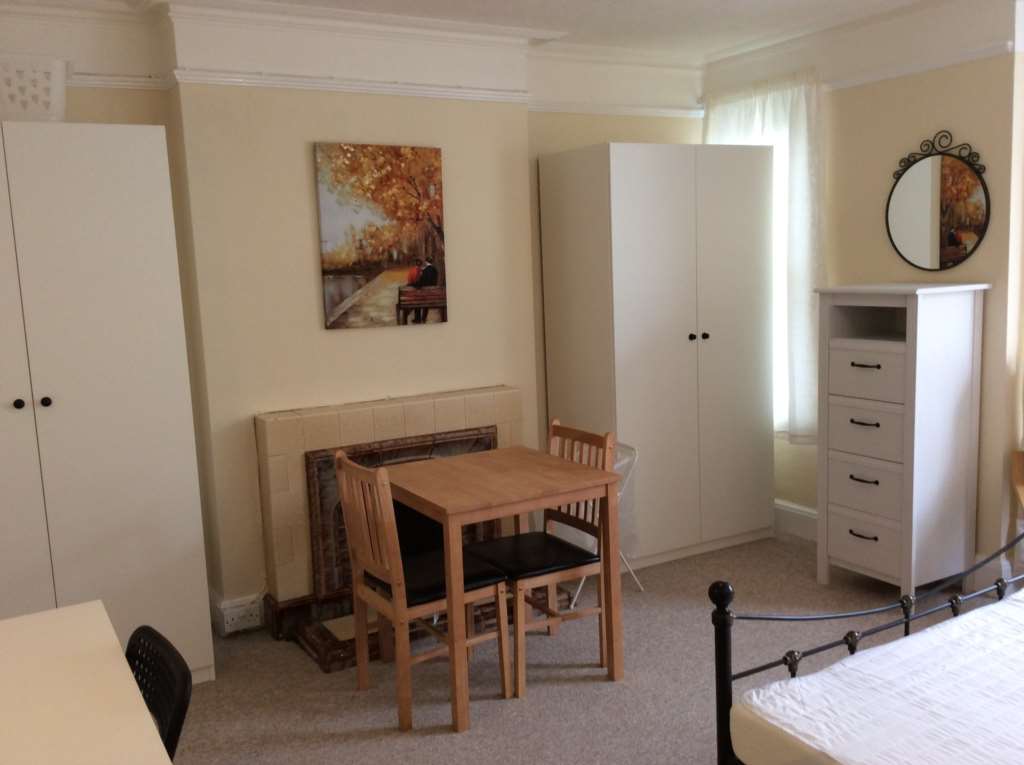 Student studio flat to rent on Farnham Road, Guildford, GU2 4JN StuRents