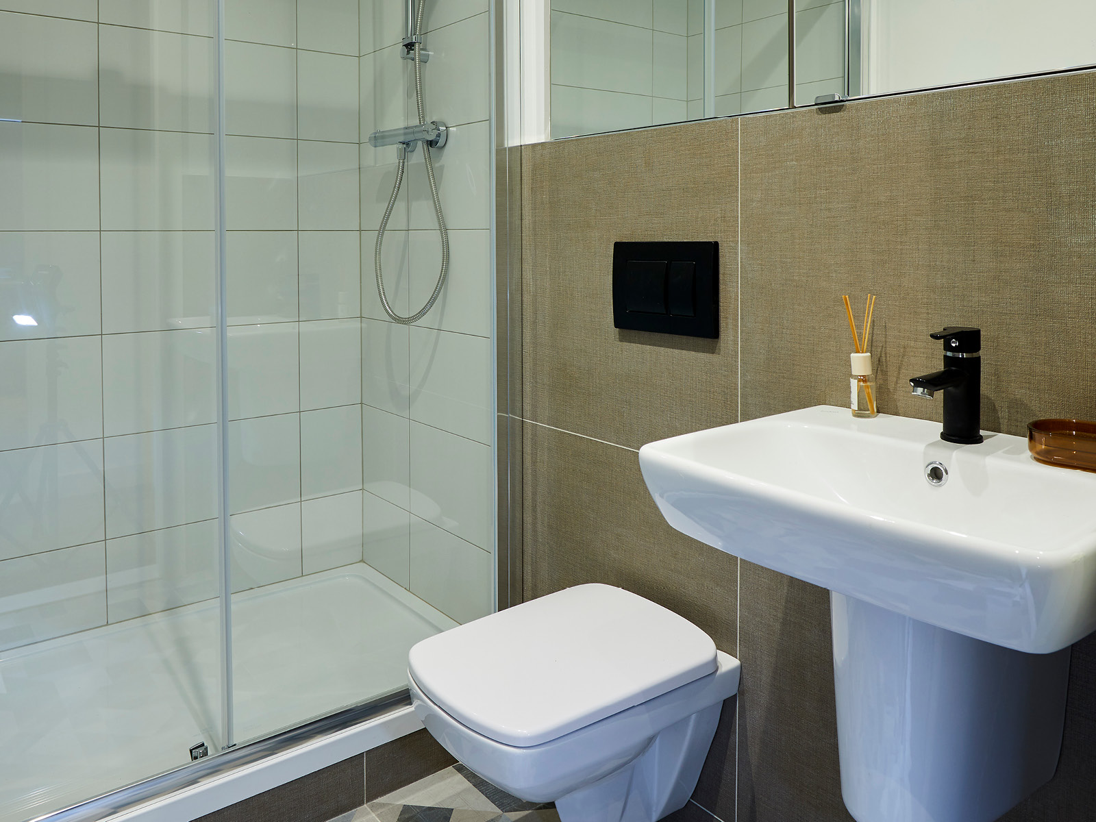 Twin En-Suite Shared Bathroom student 6 bed flat to rent on Blackhall ...