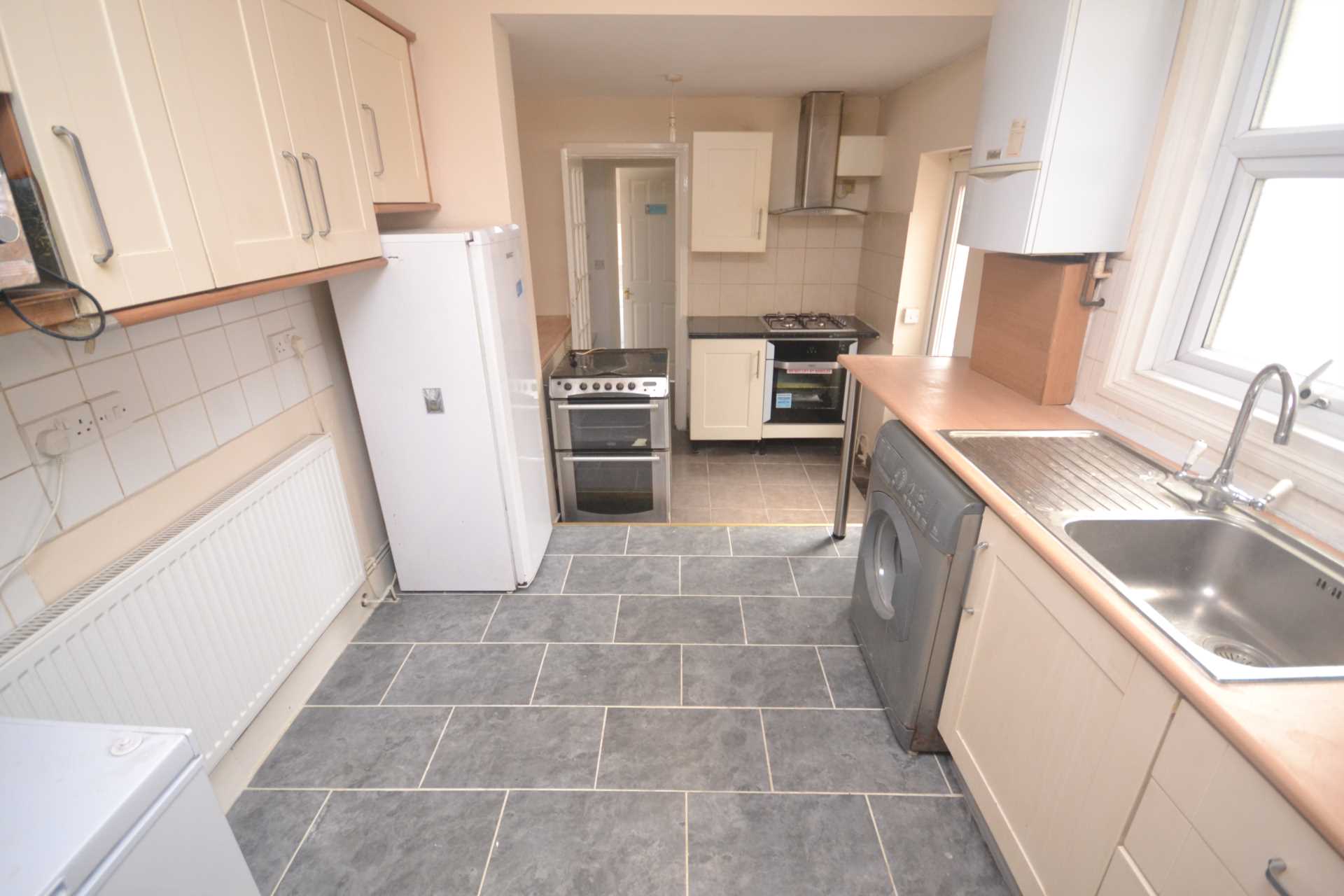 4 bed student house to rent on Highgrove Street, Reading, RG1 5EJ