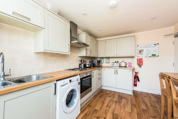 Student studio flat to rent on Rowan Close, Guildford, Guildford, GU1 ...