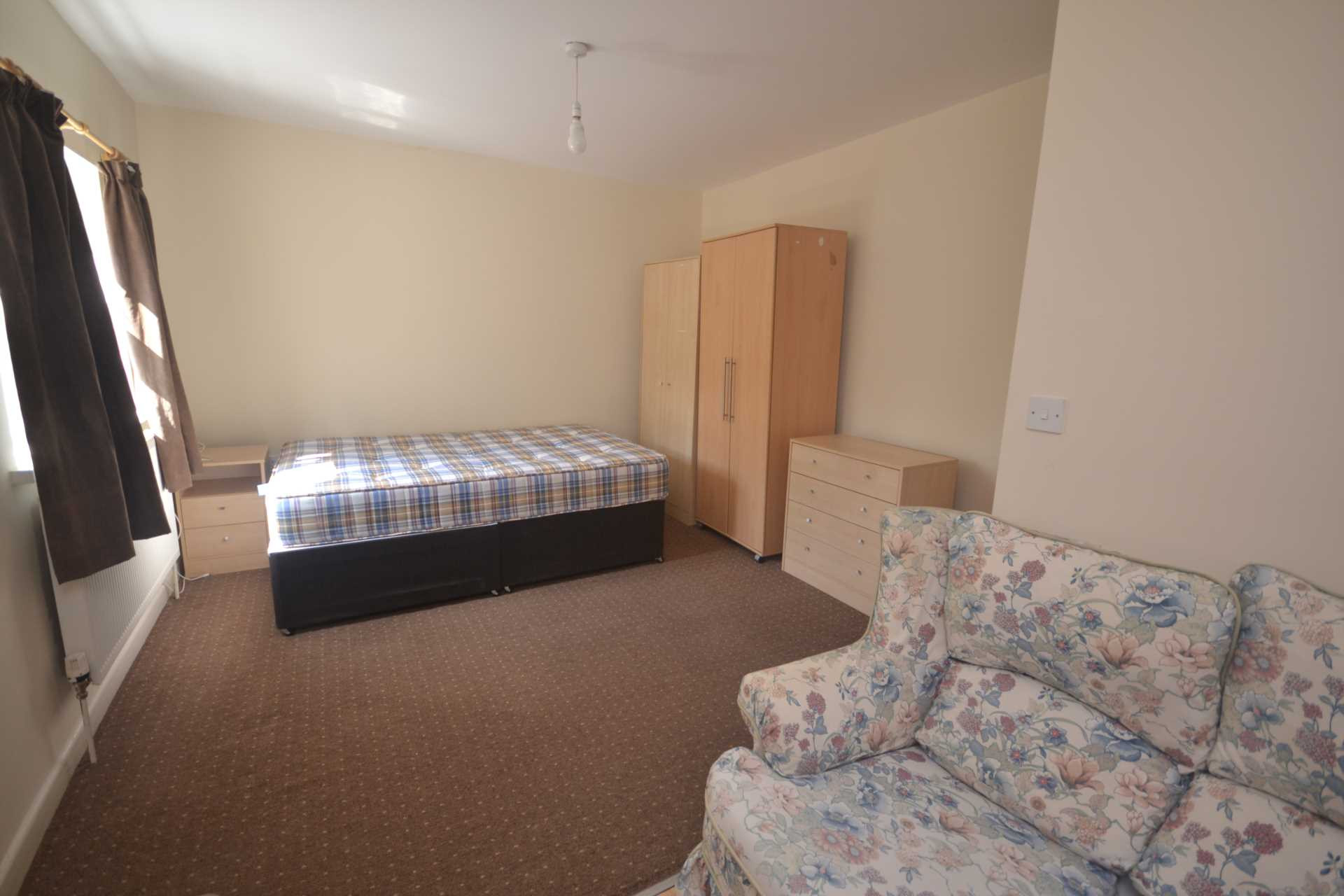 6 bed student house to rent on Clent Road, Reading, RG2 0ES StuRents