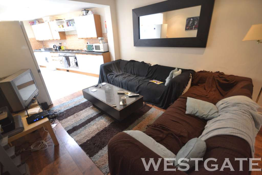 9 bed student house to rent on Christchurch Road, Reading, RG2 7AZ