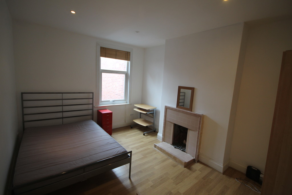 3 bed student house to rent on Narborough Road, Leicester, LE3 0LE
