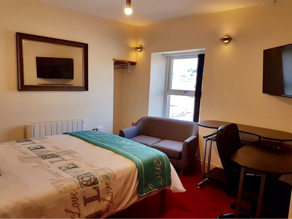 8 bed student house to rent on Oystermouth Road, Swansea, SA1 3UJ