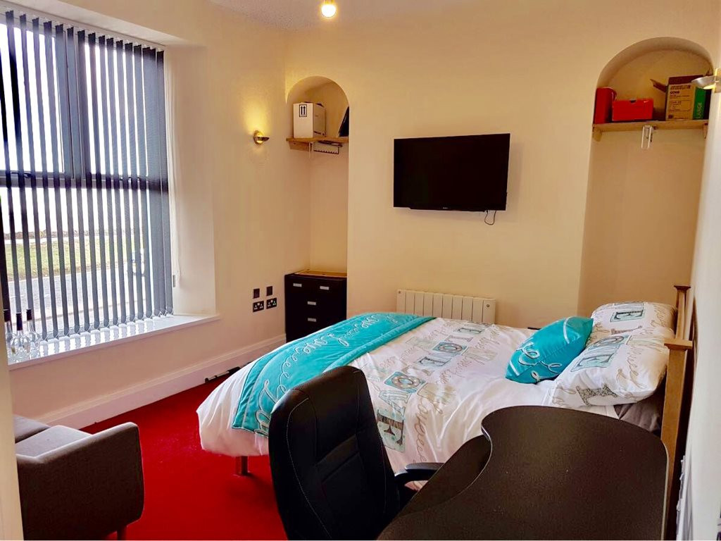8 bed student house to rent on Oystermouth Road, Swansea, SA1 3UJ