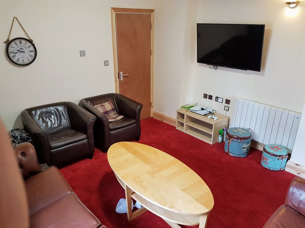 8 bed student house to rent on Oystermouth Road, Swansea, SA1 3UJ