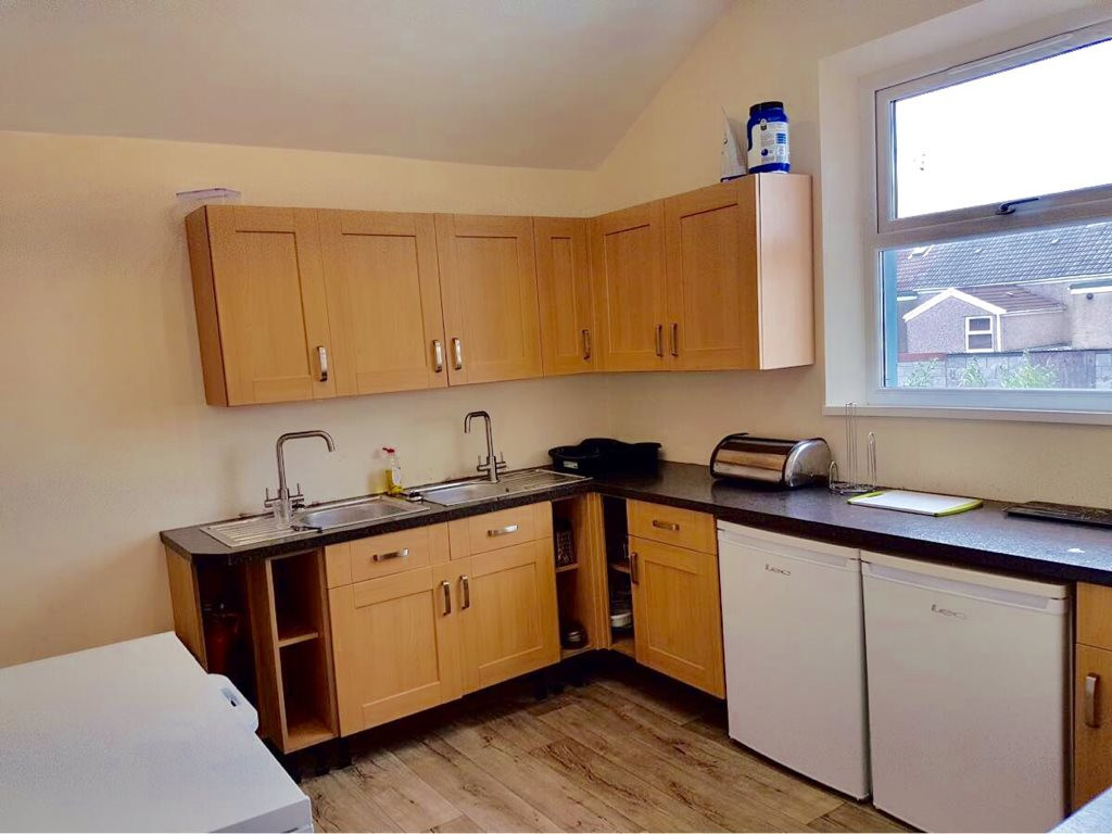 8 bed student house to rent on Oystermouth Road, Swansea, SA1 3UJ StuRents