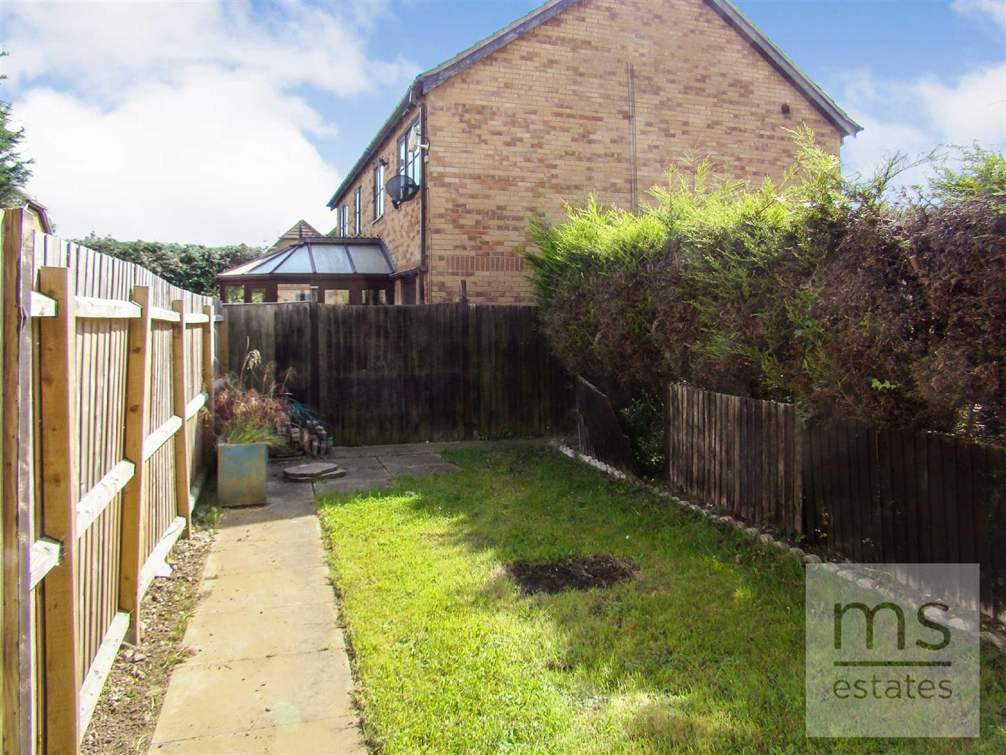 2 bed student house to rent on Heron Drive, Nottingham, NG7 2DG StuRents