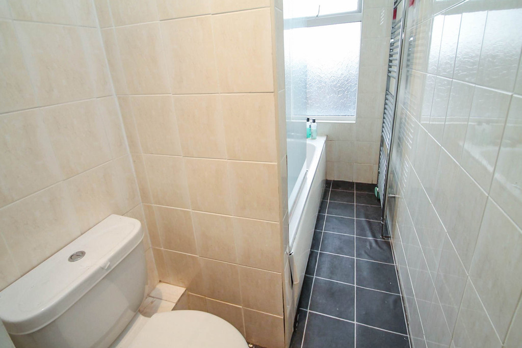 7 bed student house to rent on Moorland Avenue, Leeds, LS6 1AP StuRents