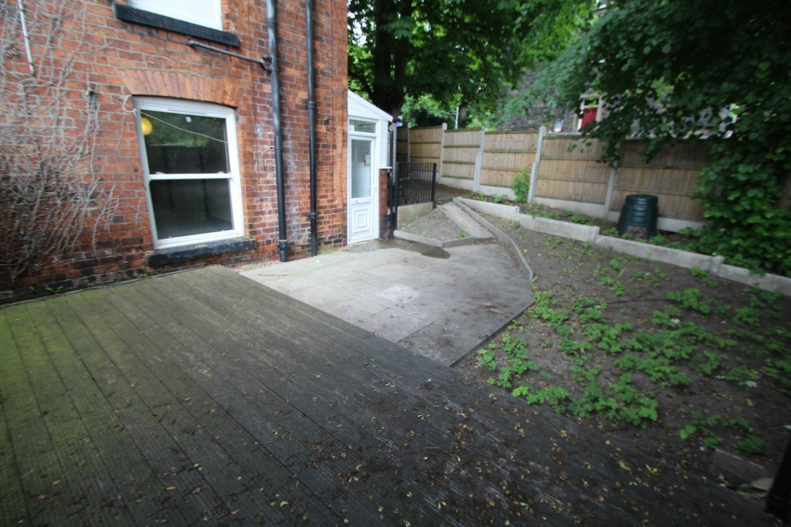 Student studio flat to rent on Norwood Grove, Leeds, LS6 1DT StuRents