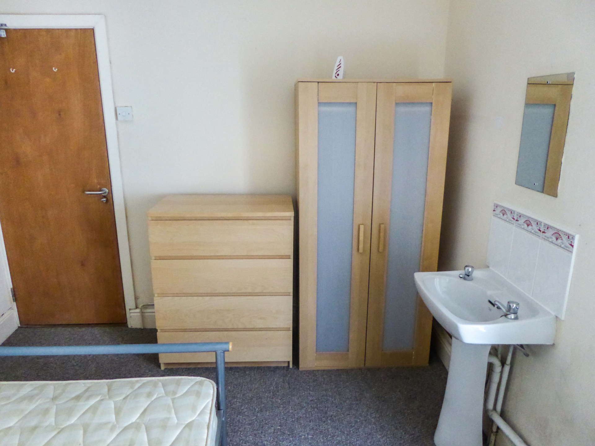 9 bed student house to rent on Oystermouth Road, Swansea, SA1 3UL StuRents