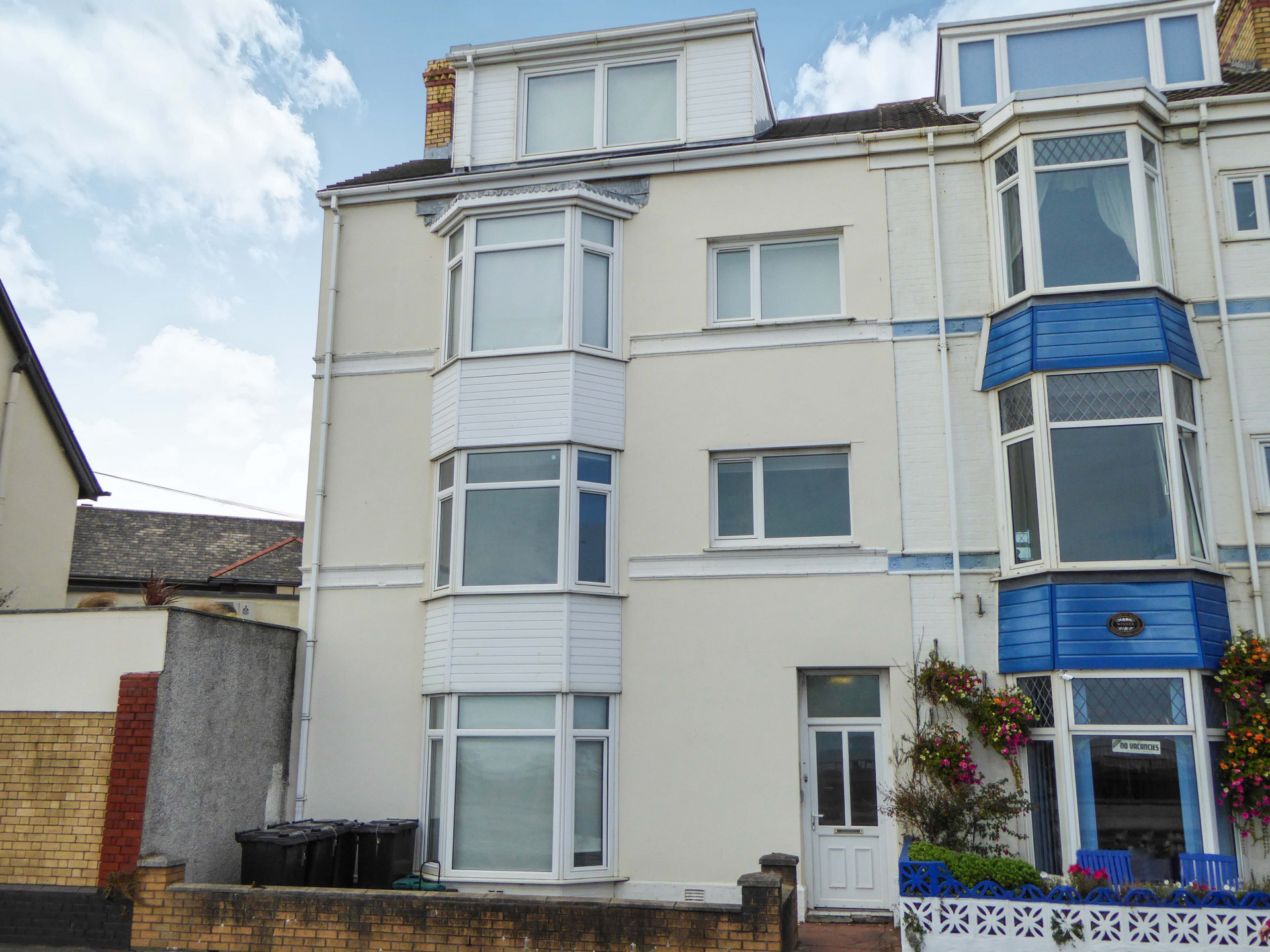 3 bed student house to rent on Oystermouth Road, Swansea, SA1 3UL