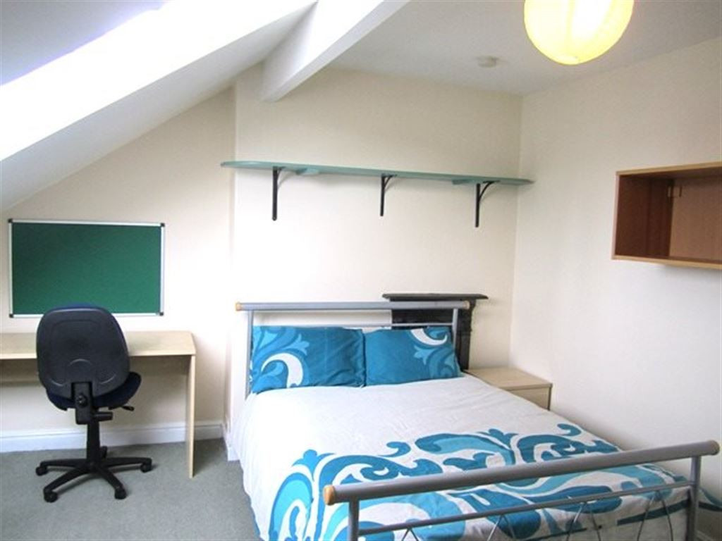 6 bed student house to rent on Feversham Crescent, York, YO31 8HQ