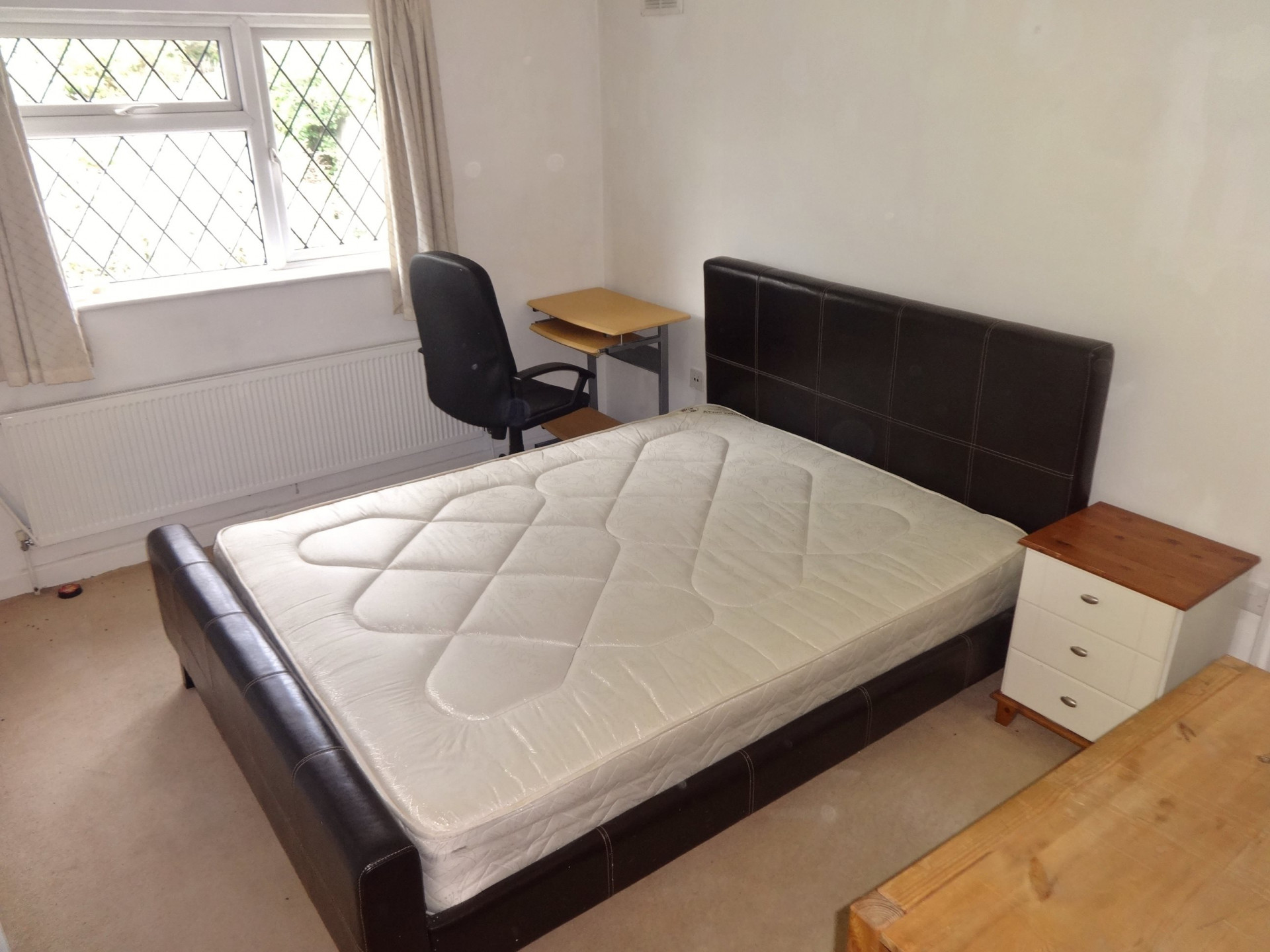 7 bed student house to rent on Harlington Road, London, UB8 3HA StuRents