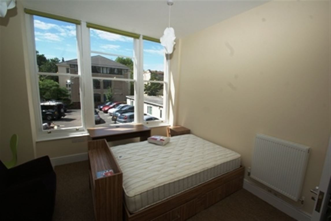 Student studio flat to rent on Floor Back Right, Bristol, BS8 1SL