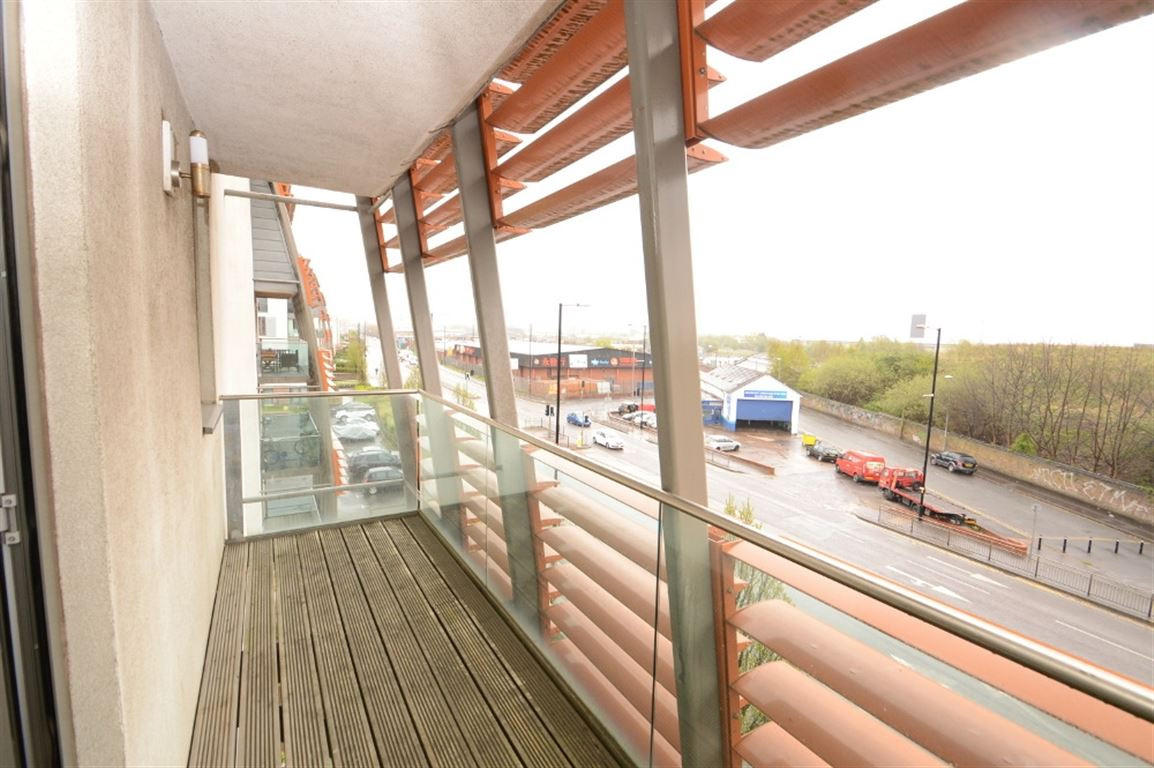 2 bed student house to rent on Ashton Old Road, Manchester, M11 2DJ