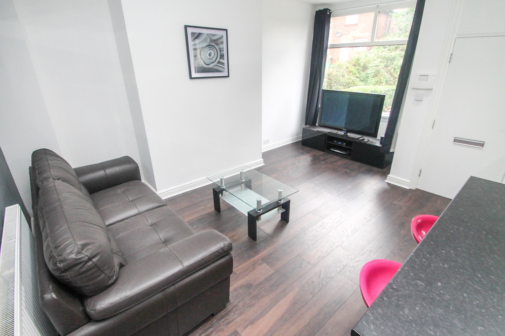3 bed student house to rent on Talbot Avenue, Leeds, LS4 2PG StuRents