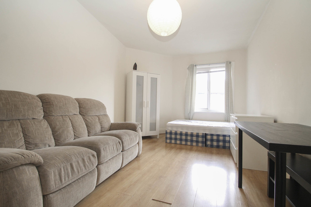 Student studio flat to rent on Tong Road, Leeds, LS12 1HX StuRents