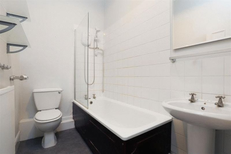 Student studio flat to rent on Buckingham Place, Bristol, BS8 1LH