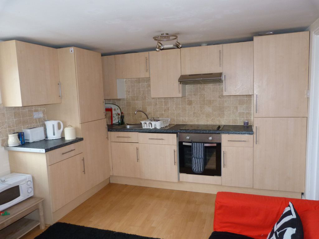3 bed student house to rent on Albany Road, Cardiff, CF24 3LH StuRents