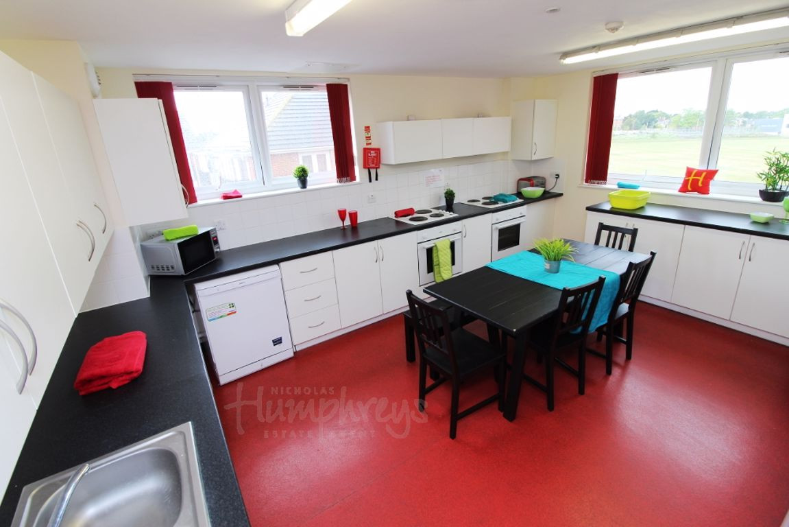 1 bed student house to rent on Loddon House, Reading, RG6 7AJ StuRents