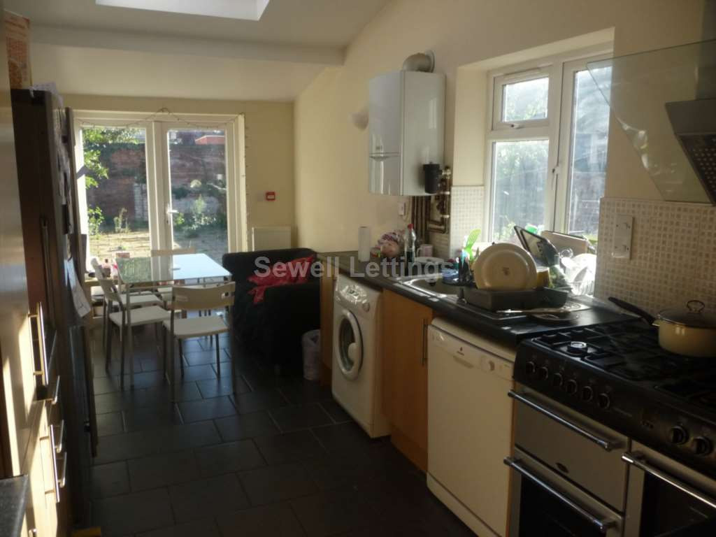 7 bed student house to rent on Palmer Park Avenue, Reading, RG6 1DN
