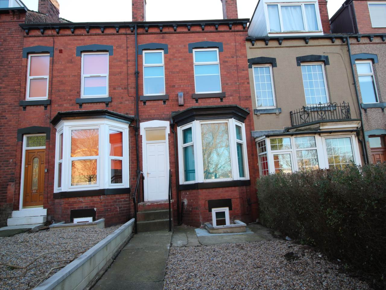 Student studio flat to rent on Silver Royd Hill, Leeds, LS12 4QQ StuRents