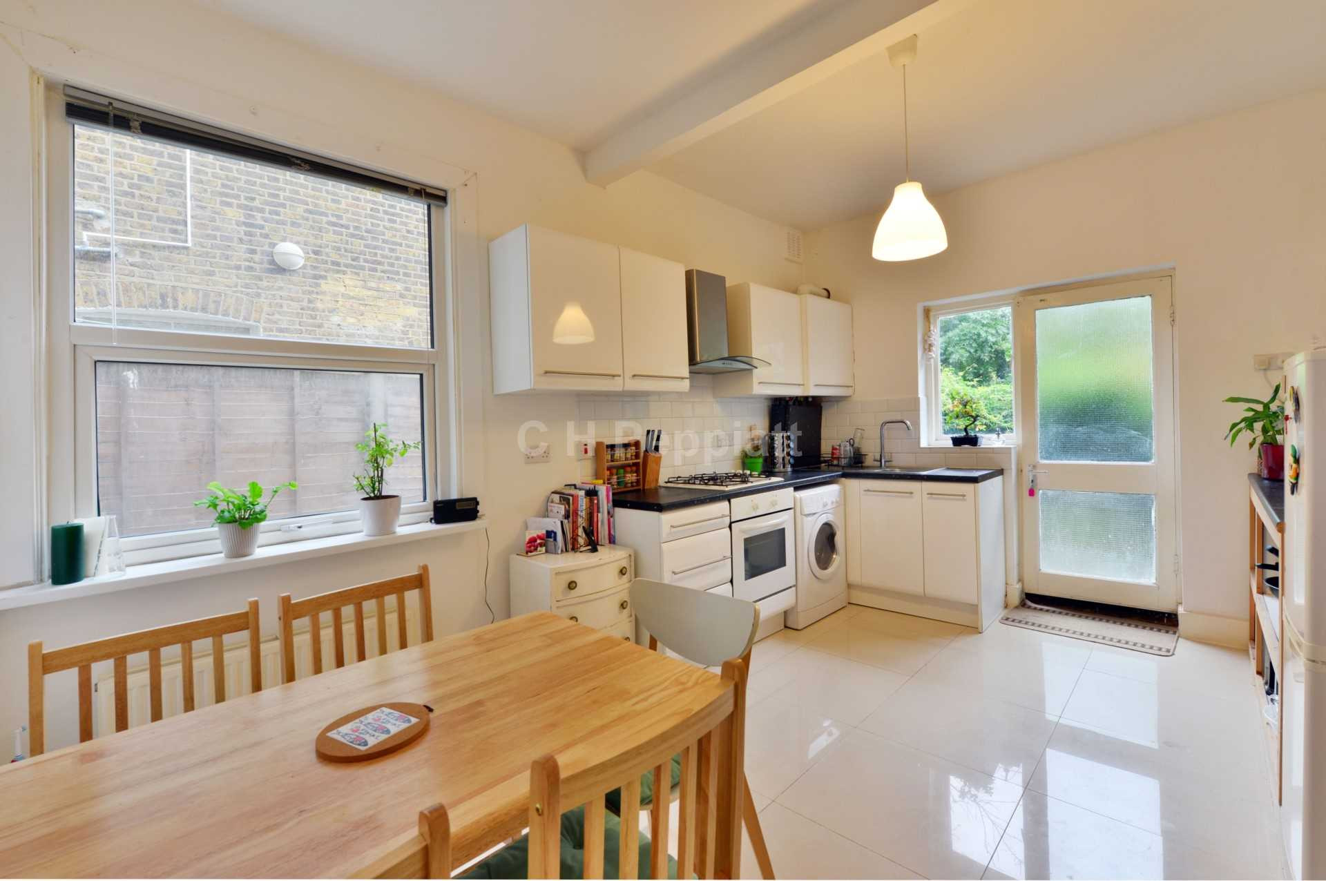 Student studio flat to rent on Hanley Road, London, N4 3DR StuRents