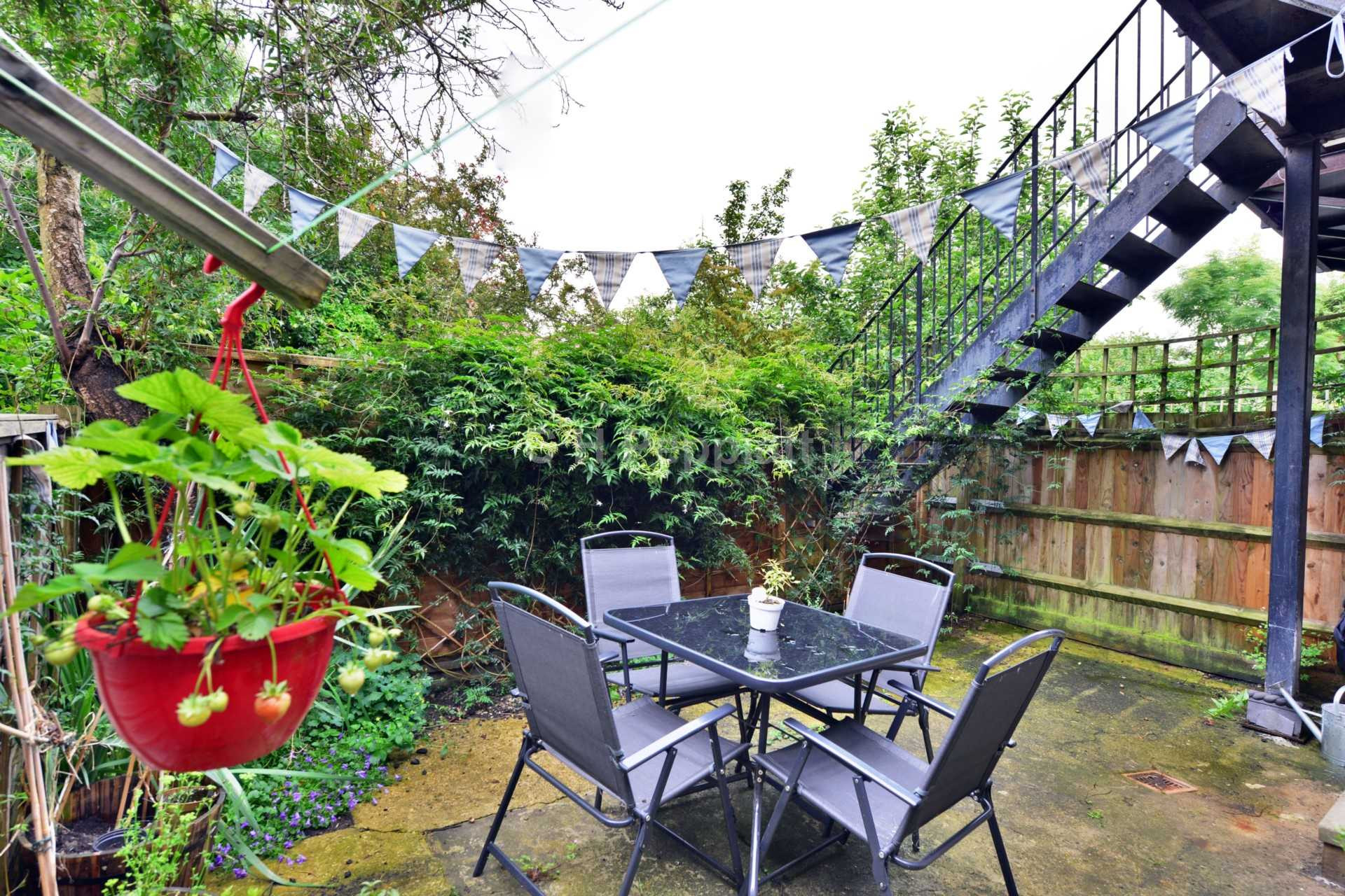 Student studio flat to rent on Hanley Road, London, N4 3DR StuRents