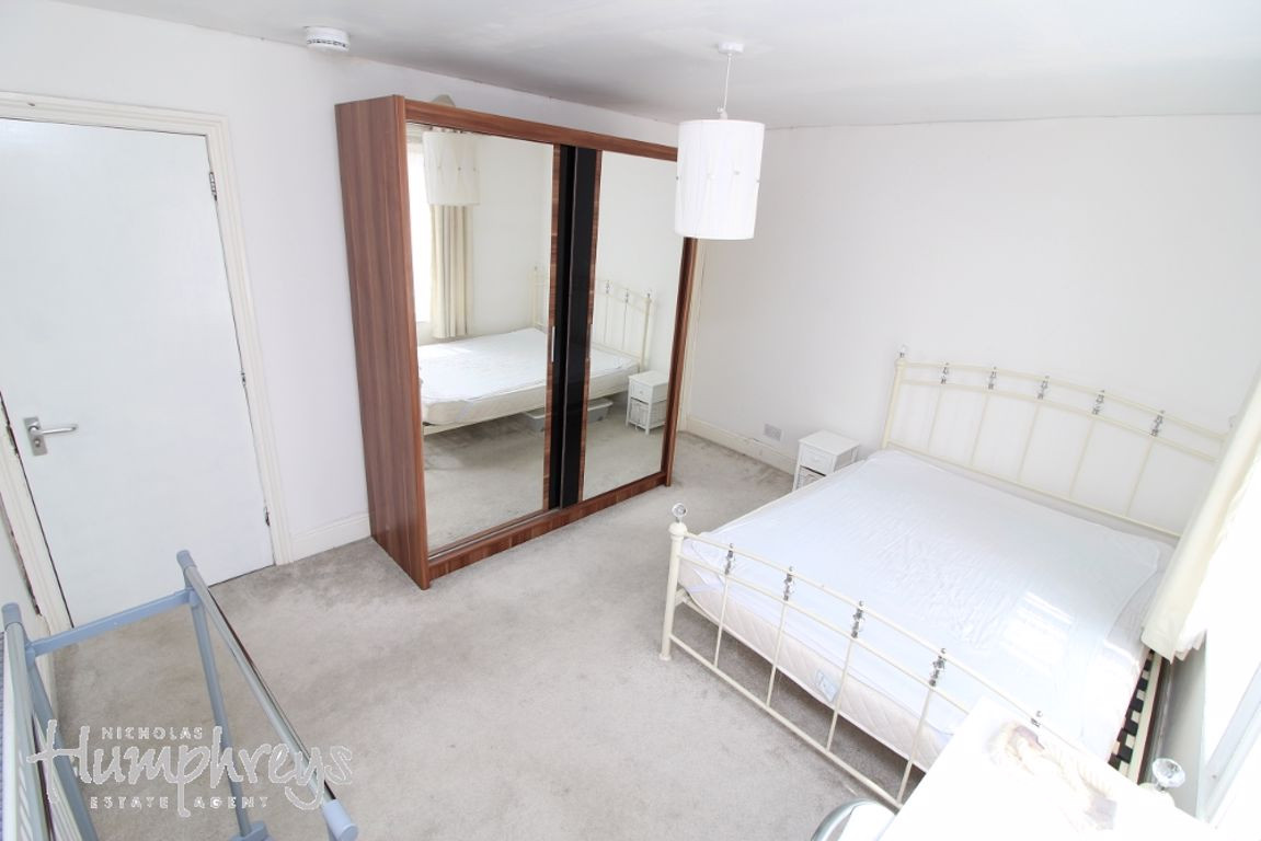 1 bed student house to rent on Radstock Road Main Bedroo, Reading