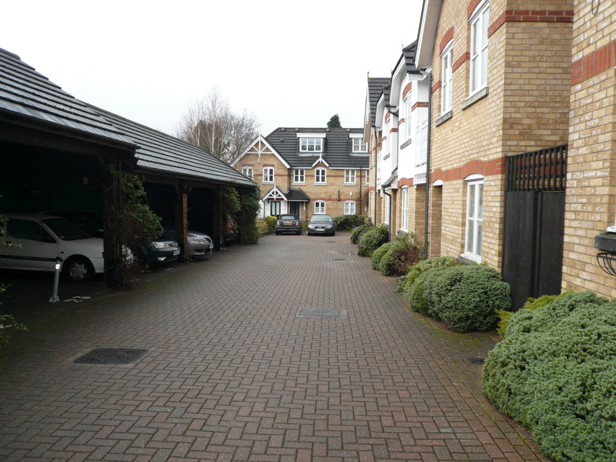 2 bed student house to rent on Whittington Mews, London, N12 8QF StuRents