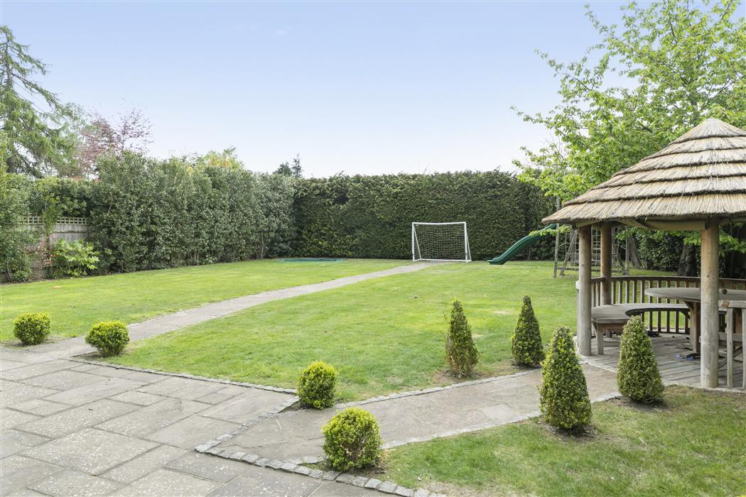 5 bed student house to rent on Leigh Hill Road, Cobham, KT112HU StuRents