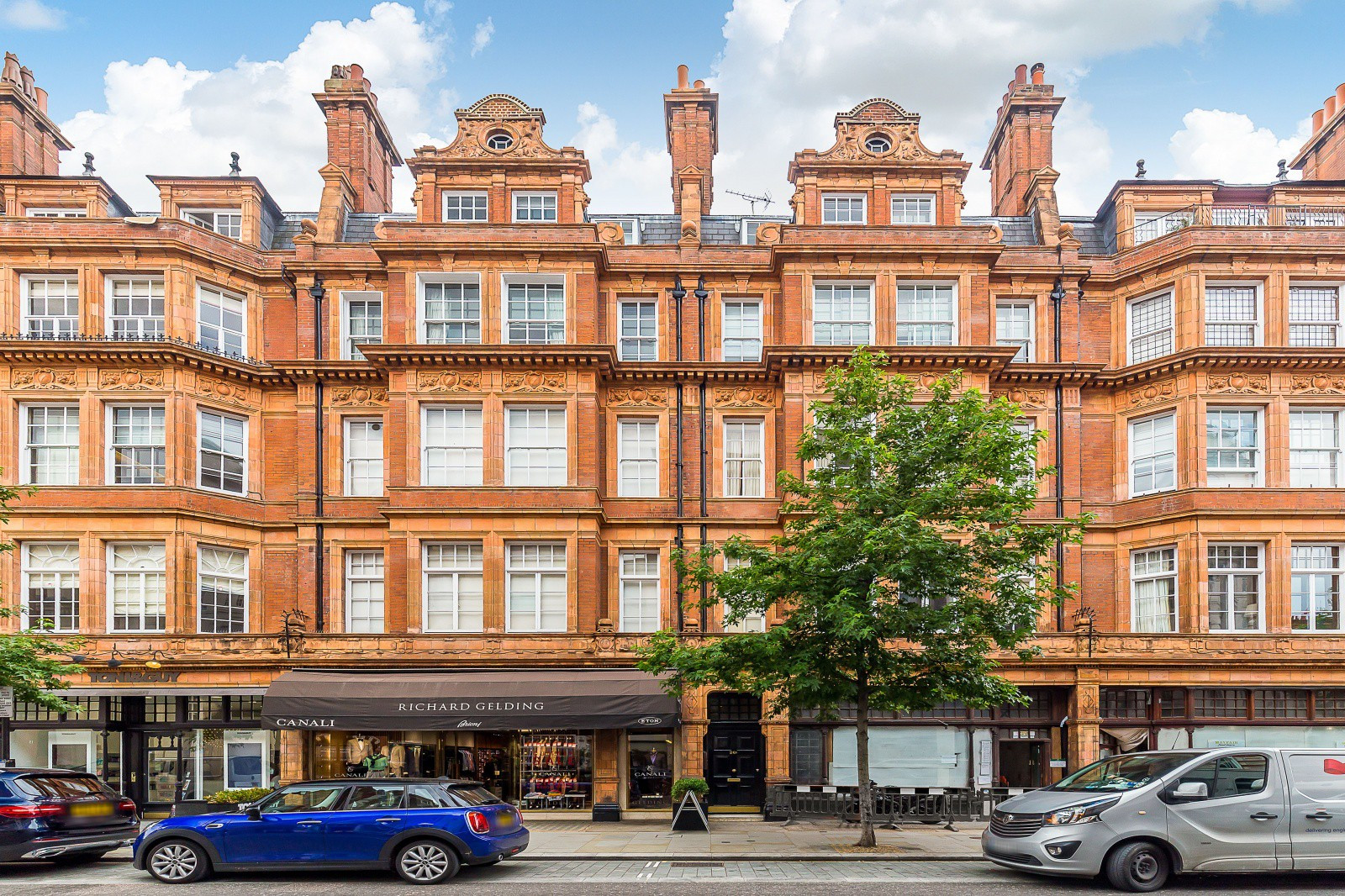 Student studio flat to rent on North Audley Street, London, W1K6WX