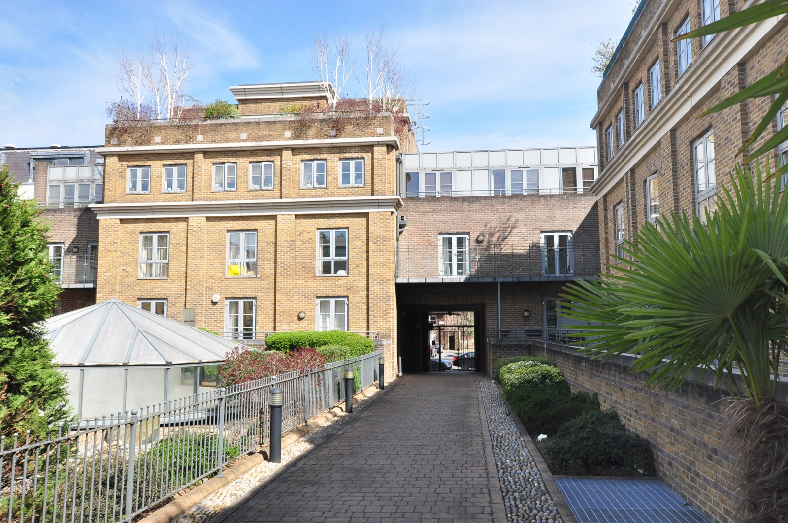 1 bed student house to rent on Hepworth Court, London, N12TG StuRents