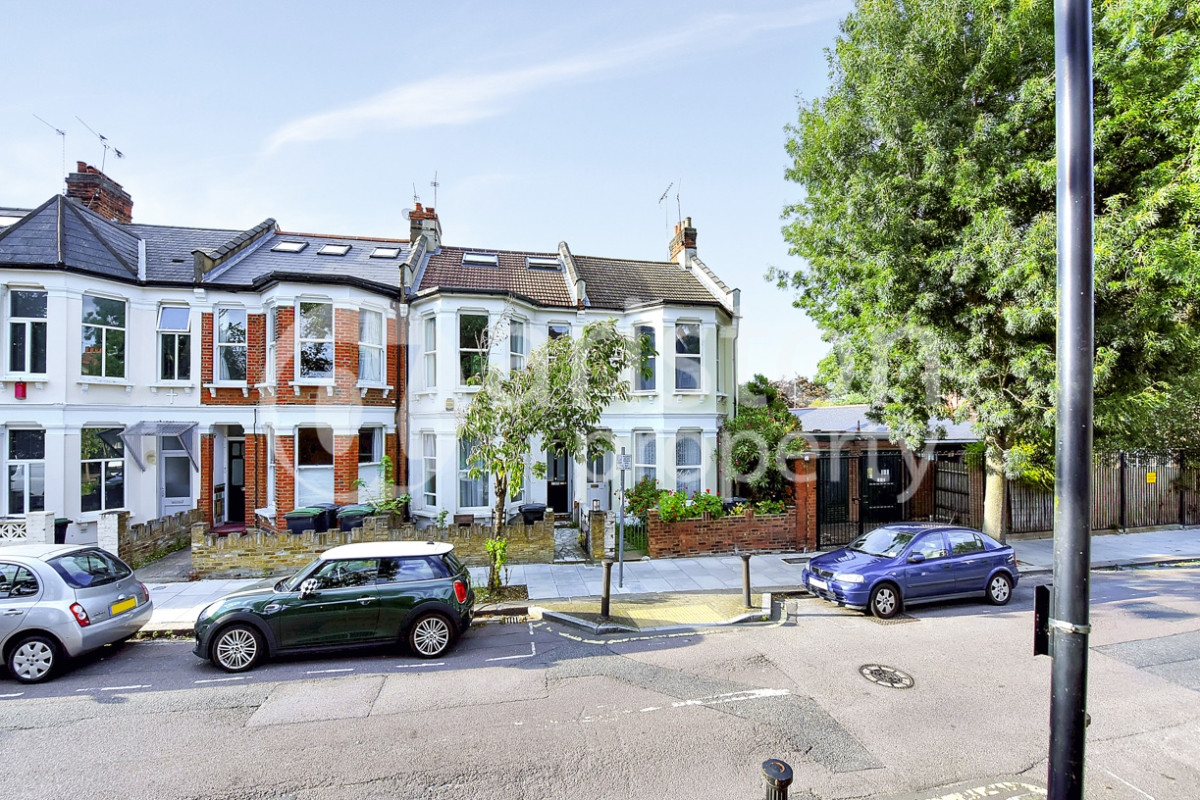 Student studio flat to rent on Falkland Road, London, N8 0NU StuRents