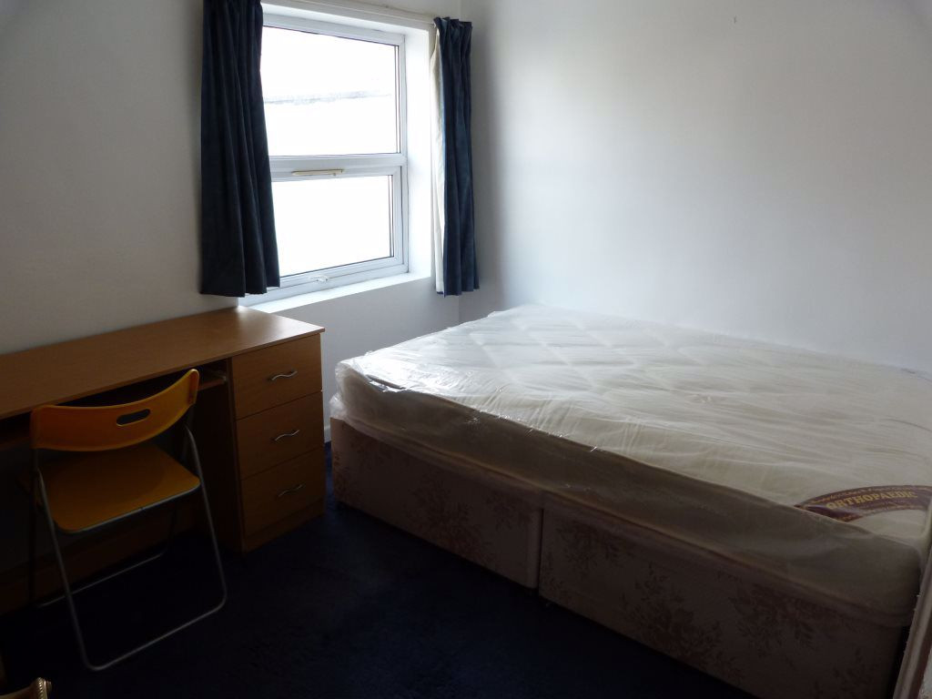 Student studio flat to rent on City Road, Cardiff, CF24 3DR StuRents