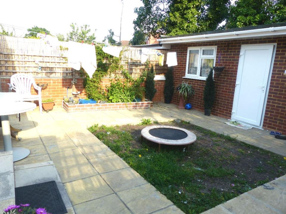 1 bed student house to rent on Rugby Avenue, Wembley, HA0 3DP StuRents