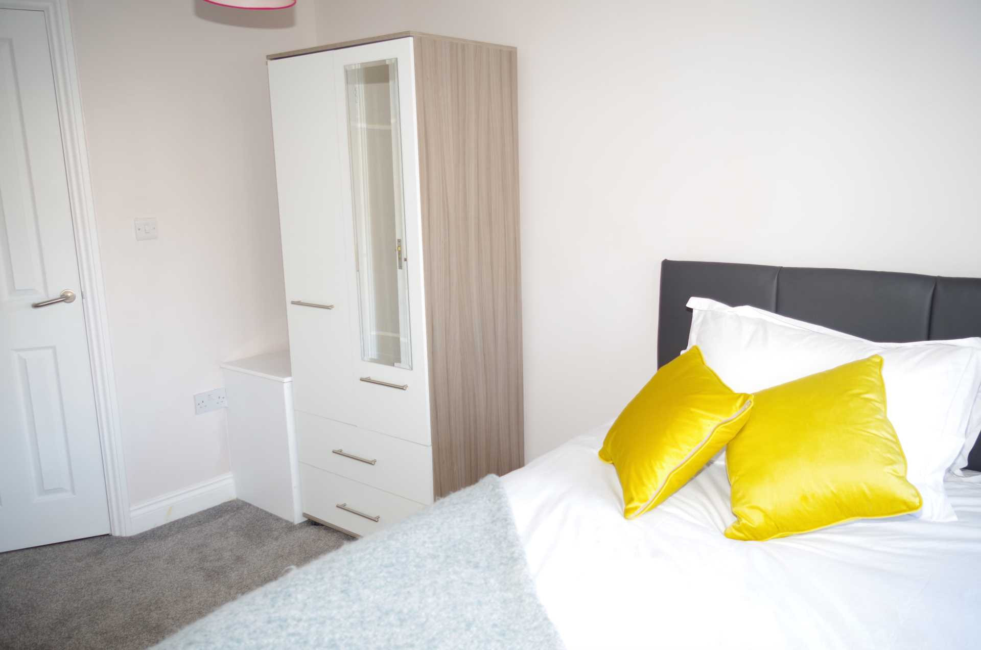 5 bed student house to rent on 32 Victory Road, Little Lever, BL3 1QY